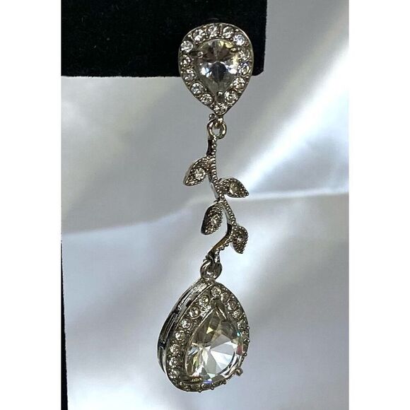 JT# Striking 2” Dangle Crystal / Silver toned  Earrings - Picture 4 of 6